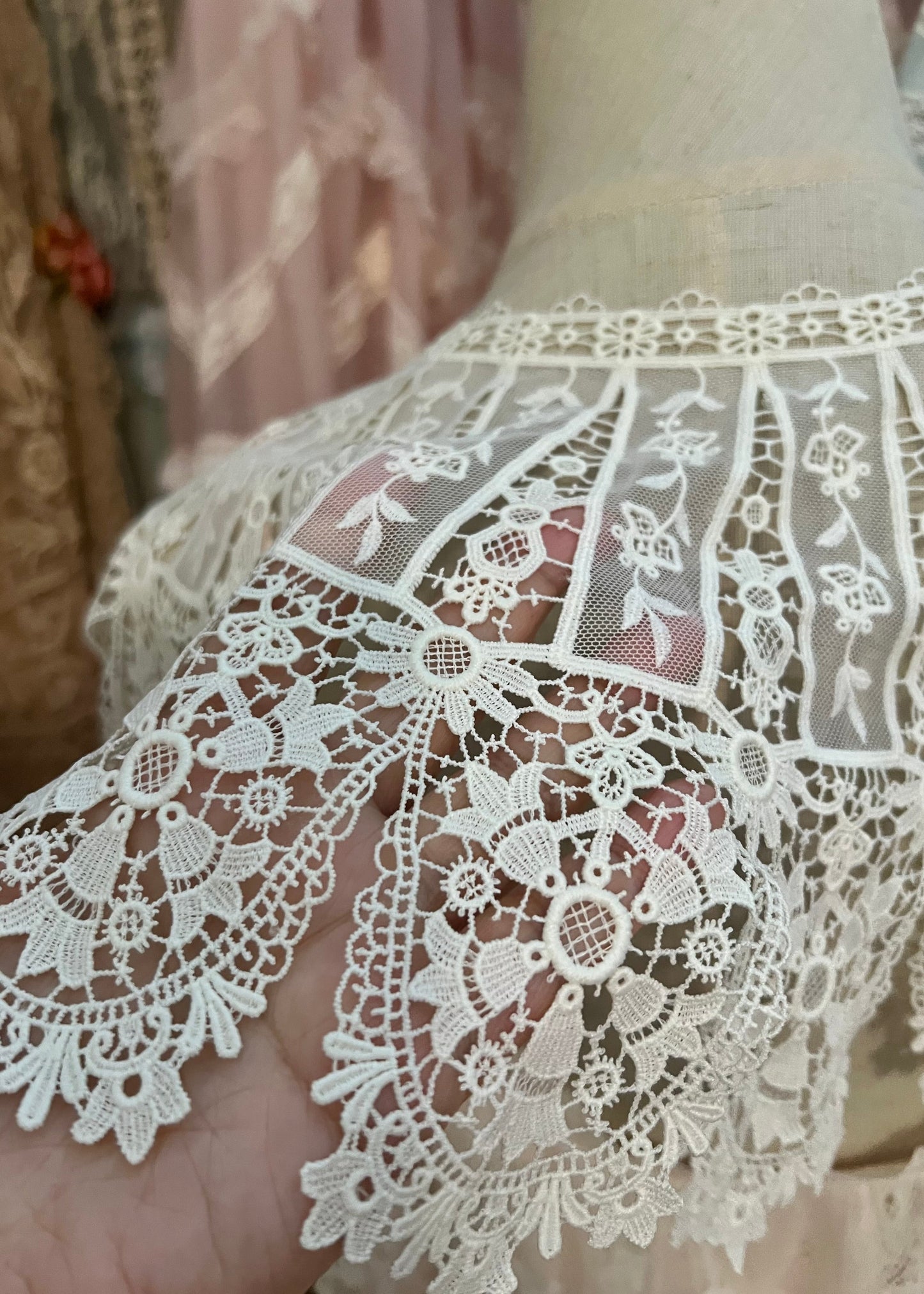 Ecru lace collar