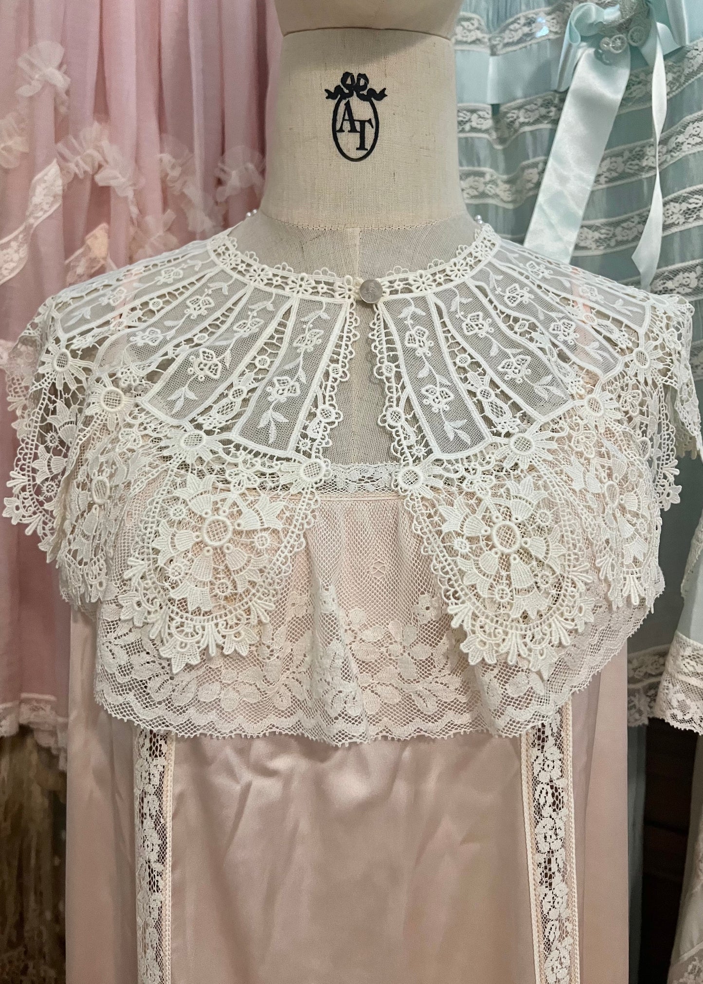 Ecru lace collar