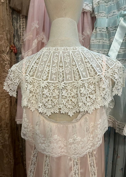 Ecru lace collar