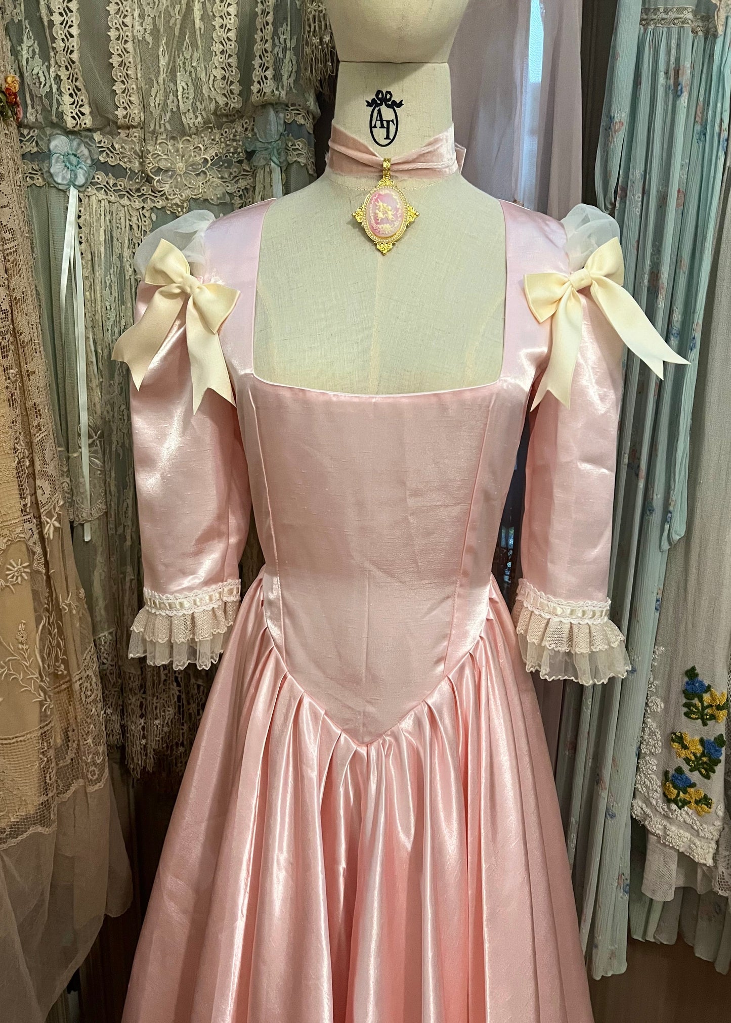 Royal thé with Marie dress