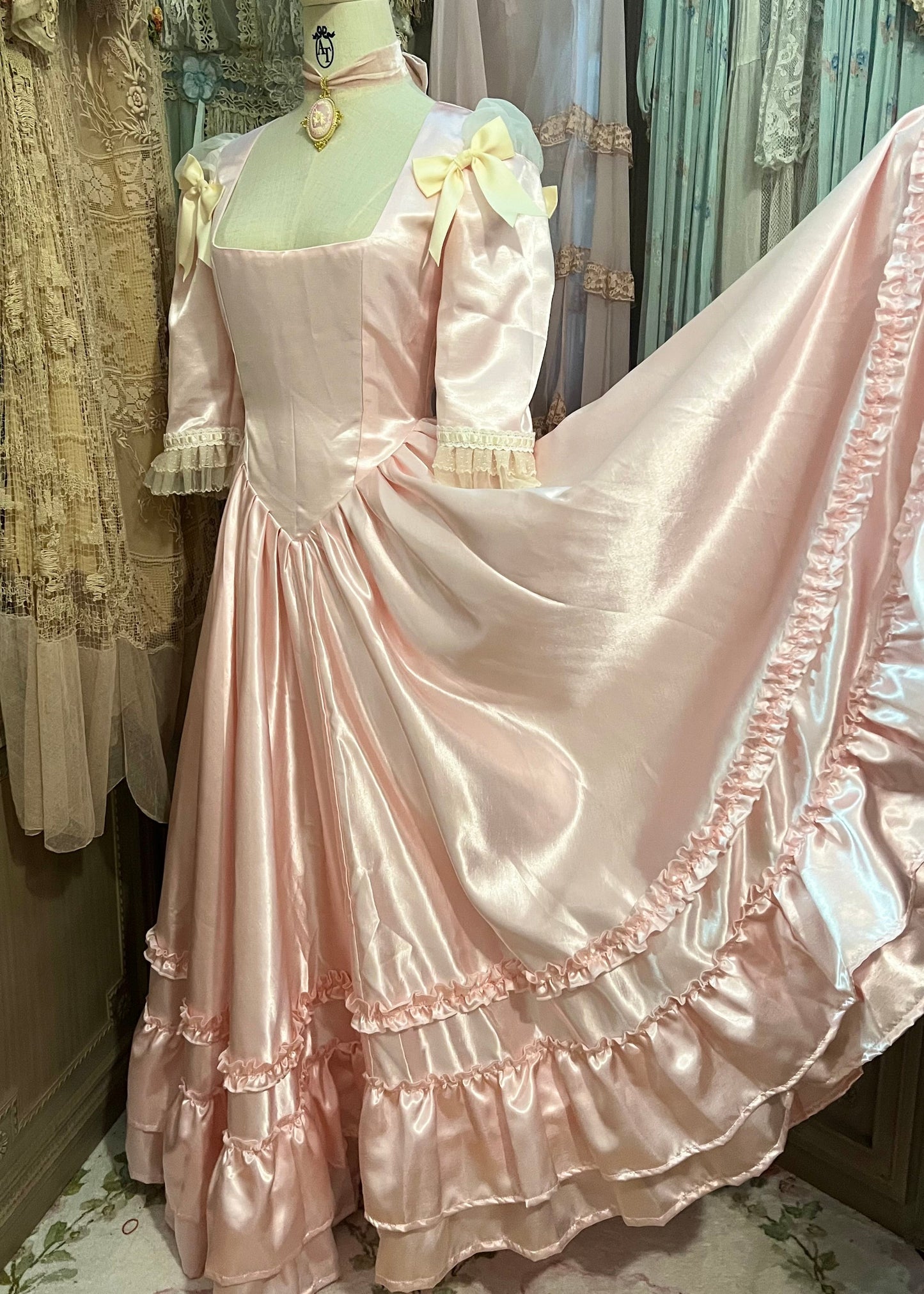 Royal thé with Marie dress