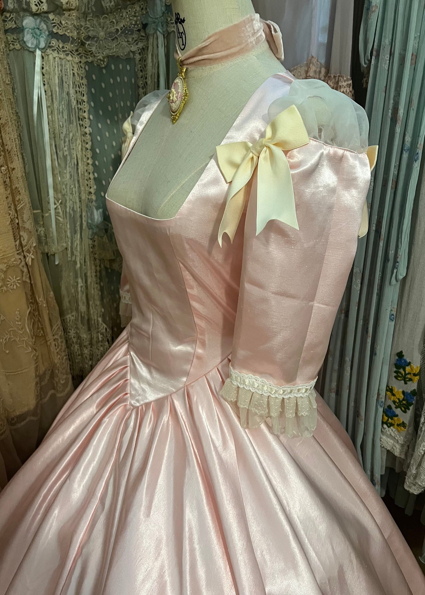Royal thé with Marie dress