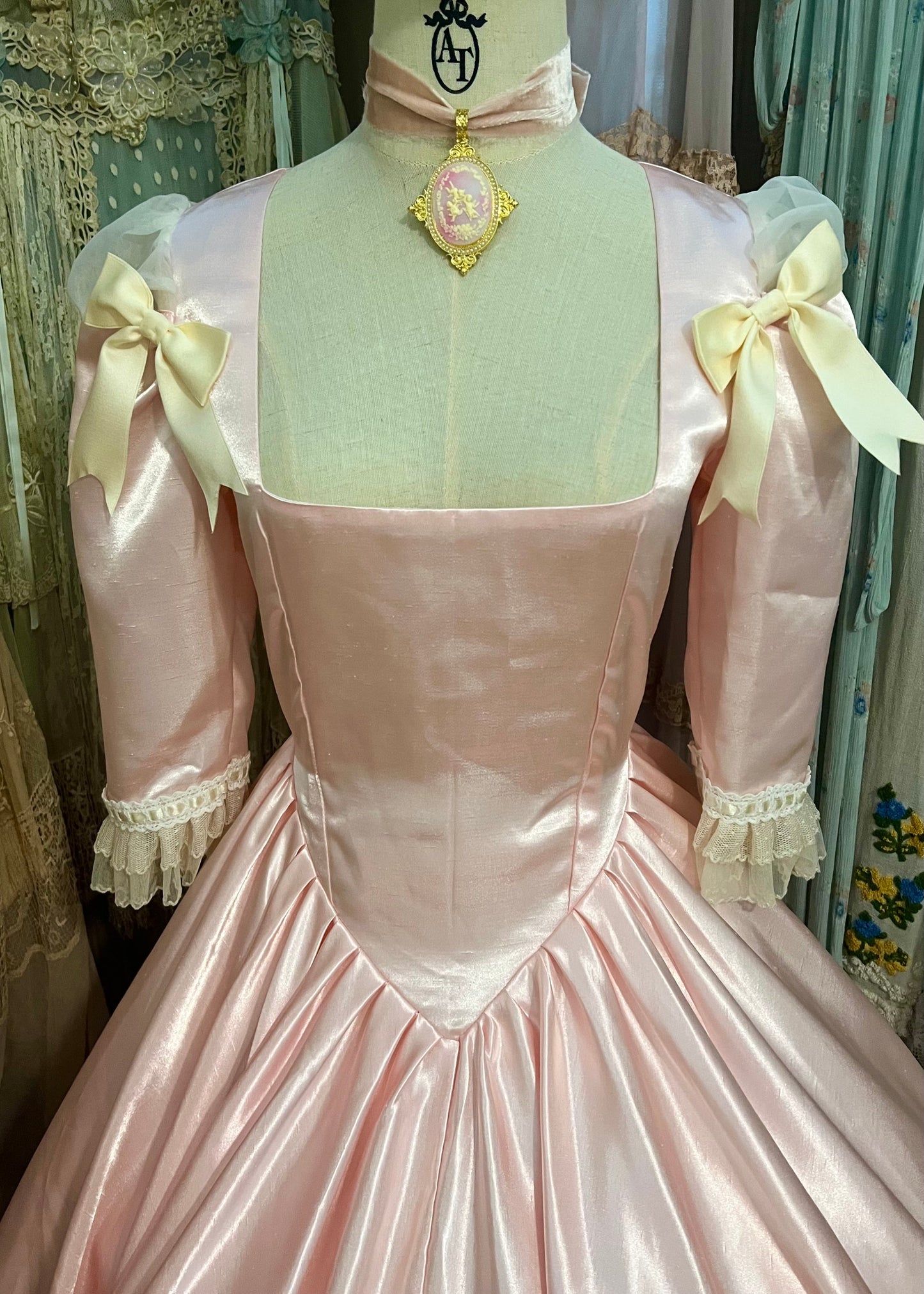 Royal thé with Marie dress