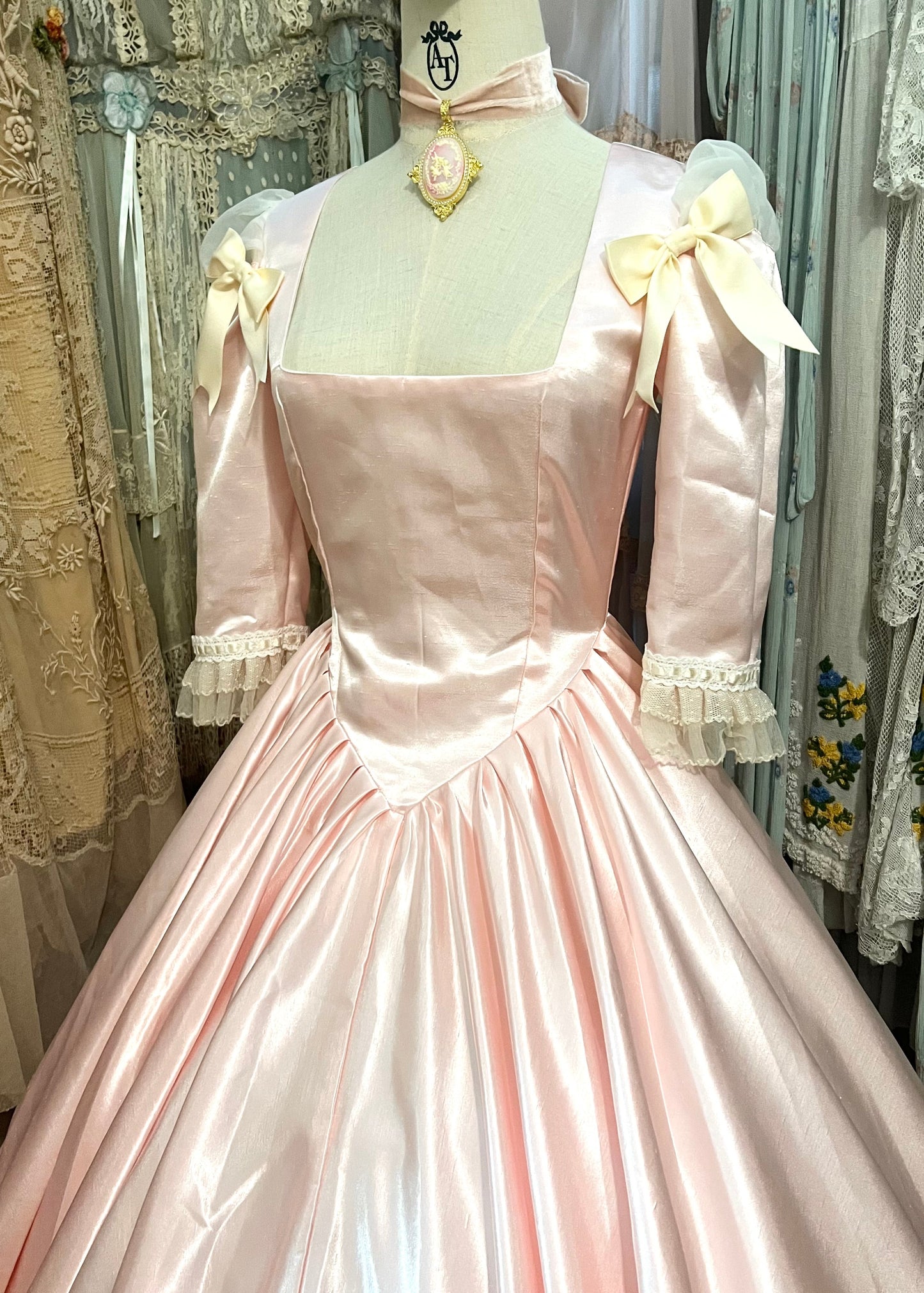 Royal thé with Marie dress