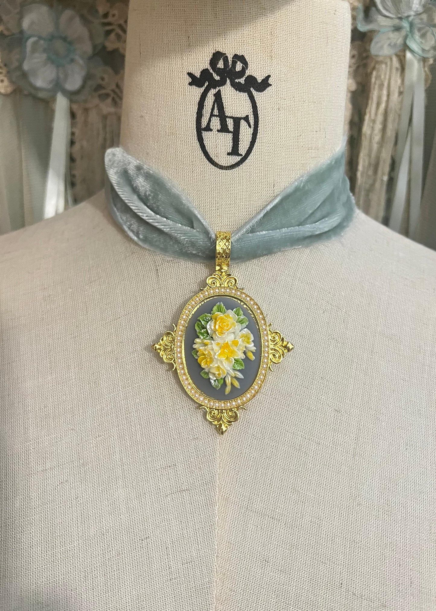 Rococo dreams choker