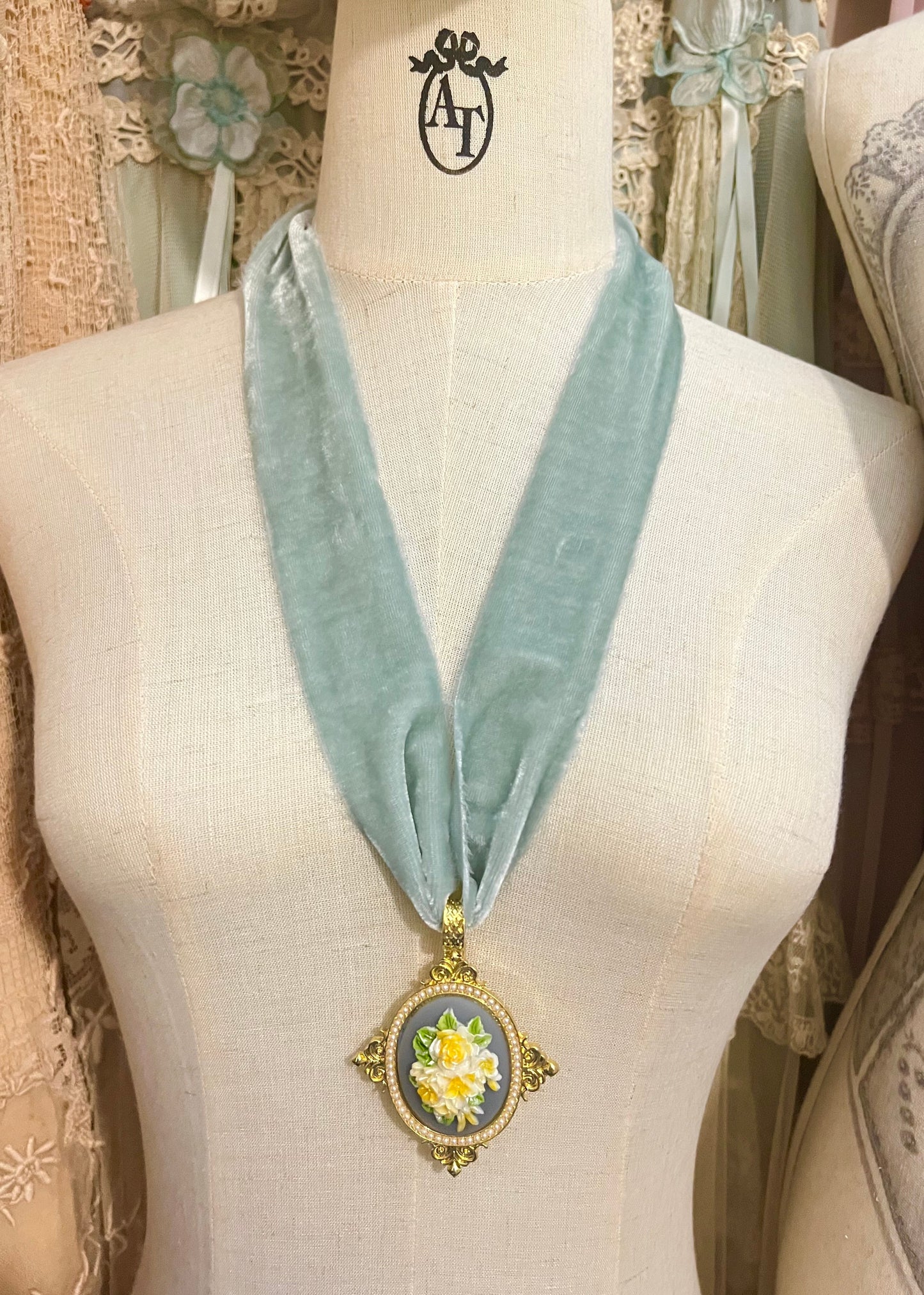 Rococo dreams choker