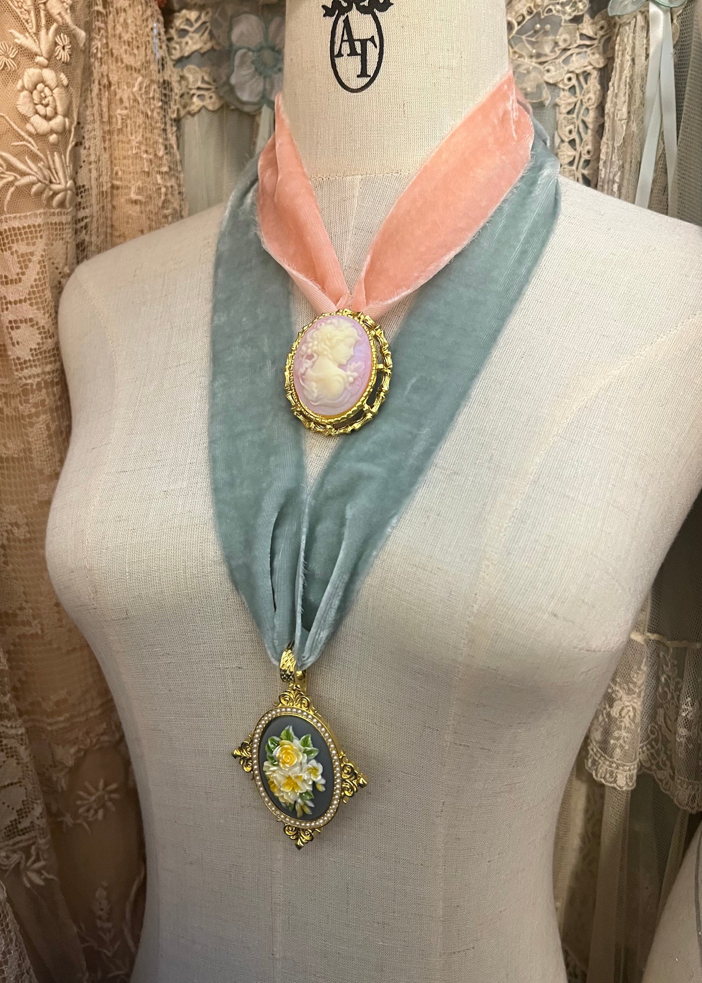 Rococo dreams choker