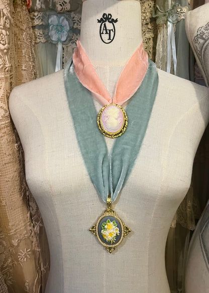 Rococo dreams choker