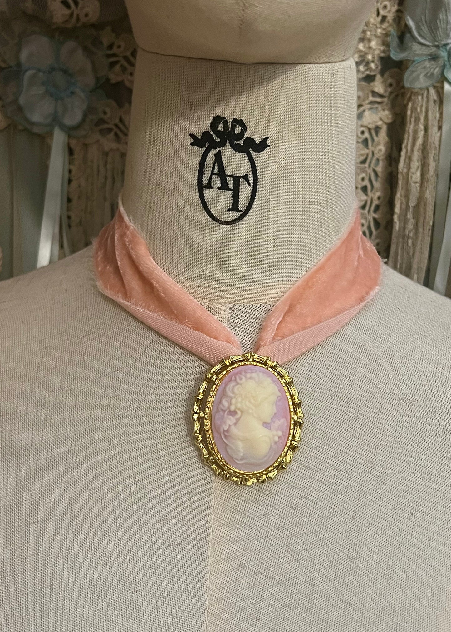 Rococo dreams choker