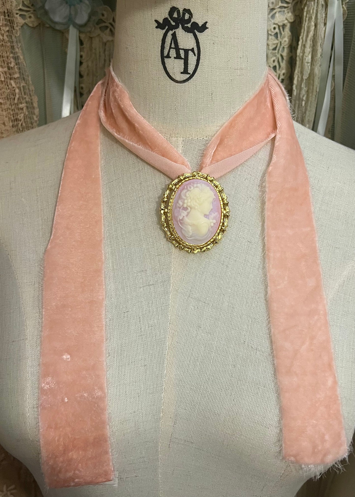 Rococo dreams choker