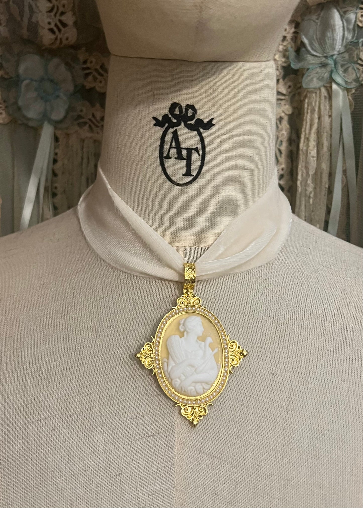 Rococo dreams choker