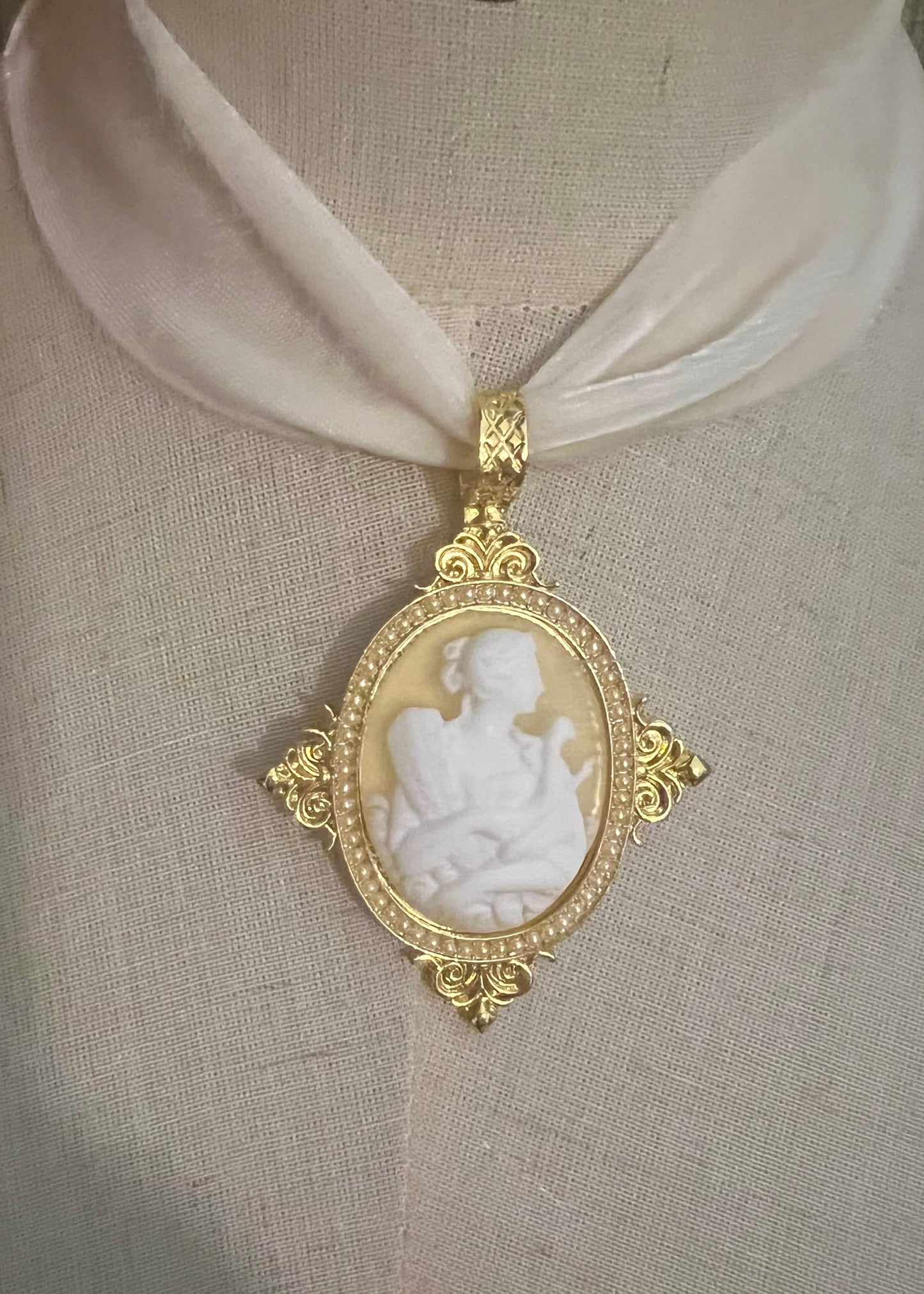Rococo dreams choker